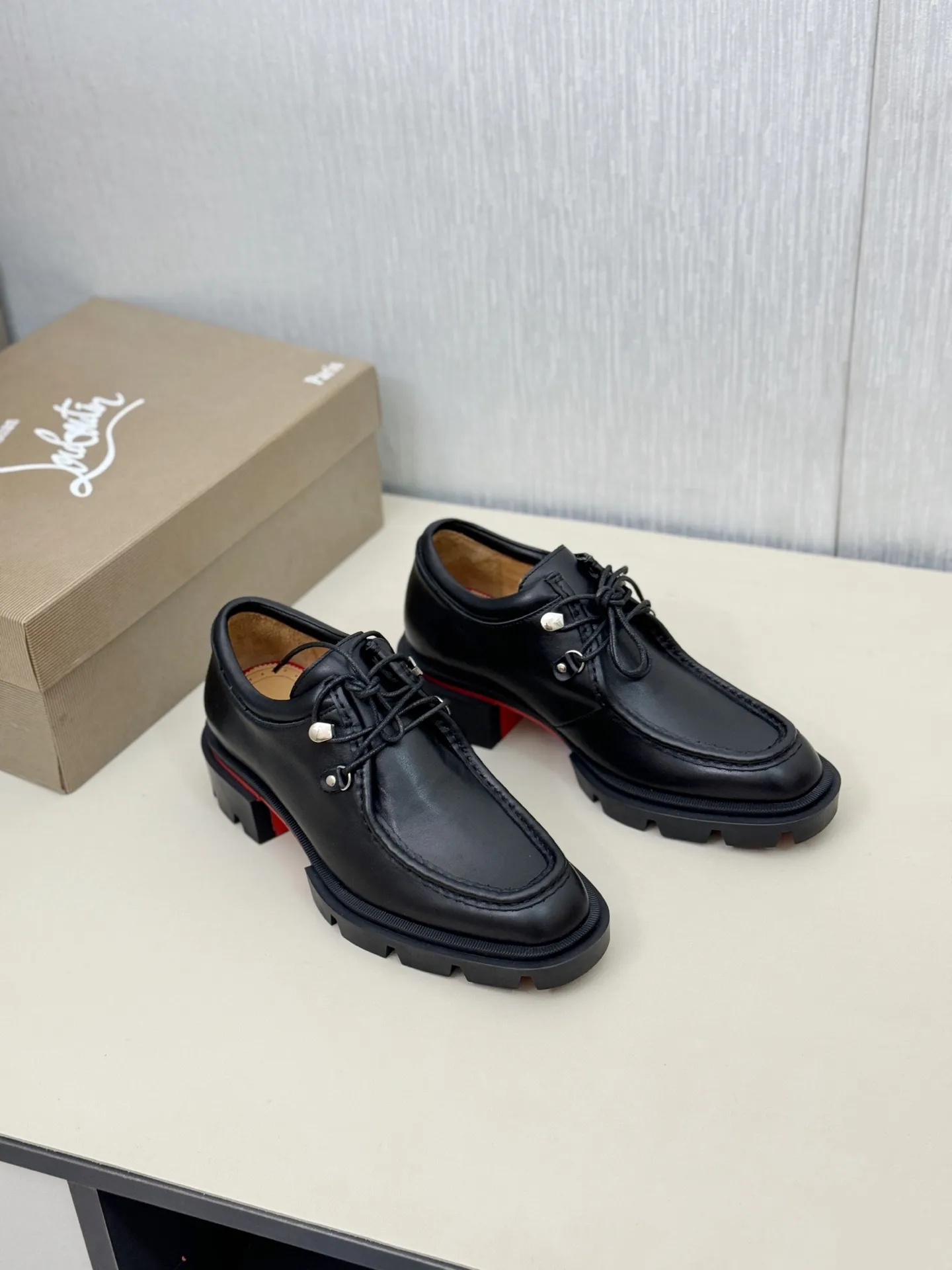 [CL～High-end men’s red-soled shoes] Top P: 880💰. Size: 39-44 (38.45.46 can be customized) 🆑Top original order purchasing agent Imported open-edge bead fabric and water-dyed cowhide inside 🉑️ Imported TPU rubber sole, wear-resistant and non-slip, full of European style.